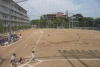 　早稲田大学周辺の新宿区西早稲田・戸山地区を歩くと、意外に公園が多く、緑がかなりたくさん残っていることに気がつく。一見すると恵まれた環境である。しかし注視すると、ベンチに座って携帯ゲームをしている子どもや、ボールの使用を禁止している看板が目につく。

　こうした環境の中で、子どもたちはスポーツに対してどのように取り組んでいるのか。小学生の野球チームを取材した。