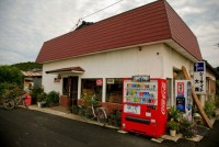 豊島の家浦港の近くに「シーサイド大西」というカフェがある。1977年に開店し、産廃問題で揺れる豊島の歴史をともにしてきた。女主人として一人で「シーサイド大西」を経営する大西妃佐子さん(69)に、豊島の30年について聞いた。