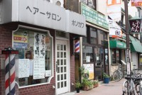 2009年の夏、１軒の理髪店が店を閉じた。早稲田大学南門前で45年間、学生たちの髪を切ってきた「ヘアーサロン　ホソカワ」だ。７月30日、長い間親しまれた店とその閉店を惜しむ学生たちやＯＢの１日を追った。