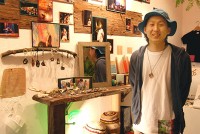 東京・代々木に今年４月、アート雑貨の店がオープンした。店長は、サラリーマンを辞めて挑戦する葛原信太郎さん(23)。店は「共有空間」という「アートでつながる世界」を目指す団体の活動拠点も兼ねる。「TetotE（てとて）」という店名には、人と人とが「つながる」ことへの思いが込められている。
