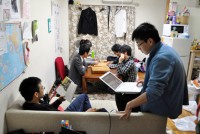 単身者同士が一緒に暮らす「ルームシェア」が、若者の間で急速に広がっている。早稲田駅から徒歩１分、閑静な住宅街にある４階建てのアパート「いなほハウス」もその１つ。１階の１ＬＤＫ（42平方メートル）で、男子学生８人が共同生活を営んでいる。