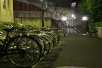 早稲田大学のキャンパスで、放置自転車を再生して貸し出す「レンタサイクル」事業が導入に向けて動き始めた。６月19日、大学生協と、「エコチャリ」の名で各地でレンタサイクル事業を展開している(株)バイクオフコーポレーションが、試験的に実施する方向で基本合意した。どのキャンパスで実施するかは未定だが、早ければ来年度から開始の見通しだ。