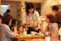 早稲田大学早稲田キャンパスの裏手に、学生が企画・設計・運営の全てを手掛けるカフェがある。「くつろぎと刺激のセカンドハウス」をコンセプトとする「02cafe」（ニカフェ）は、だれにとっても心地よい居場所であり、同時に、早稲田のカルチャー発信地だ。