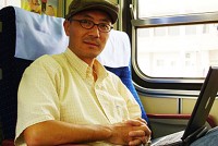 日本最南端の新聞社・八重山毎日新聞の松田良孝記者（41）は、戦前から密接な関係が続く八重山諸島と台湾を取材している。戦時中の台湾疎開を取材した著作は今年、第14回新聞労連ジャーナリスト大賞を受賞した。石垣島にある同社内では唯一の本土出身記者。地元出身者にはない独自の視点で八重山を見つめる。