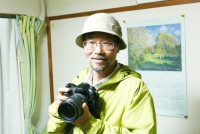 　「知らないでは済まされない歴史がある。戦争で亡くなった人たちの無念の思いを伝えなければ」。戦跡写真家・安島太佳由さん（54）は日本全国、ときには太平洋の激戦の島々を訪ね歩き、戦争の爪痕をフィルムに収めてきた。『要塞列島』『日本戦跡』など、これまでに刊行した写真集は５冊にのぼる。旅の始まりは18年前、鹿児島県トカラ列島に浮かぶ悪石島(あくせきじま)で見かけた、ある慰霊碑だった。
