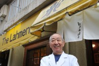 　東京都新宿区の地下鉄神楽坂駅から歩いて2分ほど。人通りの多い繁華街から路地裏に入ったところに中華麺店「龍朋」がある。店主の松﨑隆明さん(68)は1978年の開店から38年にわたり、ラーメンやチャーハンなどを提供している。こだわりは魚介と豚骨をベースにしたラーメンスープや中華だし。いまも日々新しい味を模索し続けており、スープ作りは「まだまだ完成の途上」と言う。