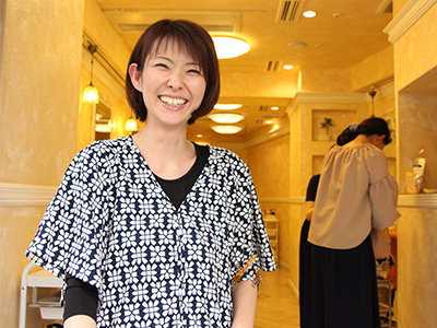 美容室「ラシーヌ」のオーナースタイリスト酒井通江さん。写真右側にある受付には、本人曰く「ぷっと笑える、かわいい小物」が置いてある＝２０１７年５月１２日、東京都中野区、阿部未沙子撮影