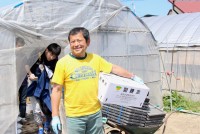 　今年３月31日、福島県浪江町の避難指示が一部を除き解除された。同町の特定非営利法人Jinの代表である川村博さん（62）は、浪江を花の一大産地として復興させようと、３年前から花卉栽培を続けている。原発事故後、野菜の栽培が難しくなり、花の栽培に切り替えた。当初は出荷方法さえわからず、価格も伸び悩んだ。だが、苗の仕入れや取引方法を独自に工夫し、現在では全国で５本の指に入るほどのトルコギキョウを出荷するまでになった。避難指示解除から１か月のこの地で、川村さんは今何を思うのか。ゴールデンウィーク真っただなかの５月５日、復旧したばかりの常磐線に乗って会いに出掛けた。

(トップの写真 : 「農業で食っていけることを証明したい」と語る川村博さん＝２０１７年５月５日、福島県浪江町、森江勇歩撮影)