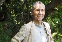 　環境運動家で明治学院大学教授の辻信一さん(67)は、のんびり生きることで、環境と文化を守り、心身も健全に保つという「スローライフ」を訴えてきた。2003年からは毎年夏至の日に電気を消して、ろうそくの灯りのもとで大切な人とスローに過ごす夜を呼びかける「100万人のキャンドルナイト」を開催してきたが、あえて2012年に終わらせた。その後、農作業など様々な活動を通して、実践しているというスローライフについて聞いた。

（トップ写真：大学の隣にある公園はお気に入りの散歩コースという辻信一さん＝2019年5月17日、横浜市戸塚区舞岡公園、吉田光希撮影）