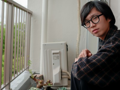 ベランダの観葉植物を見せる龐癒さん＝千葉県八街市の自宅